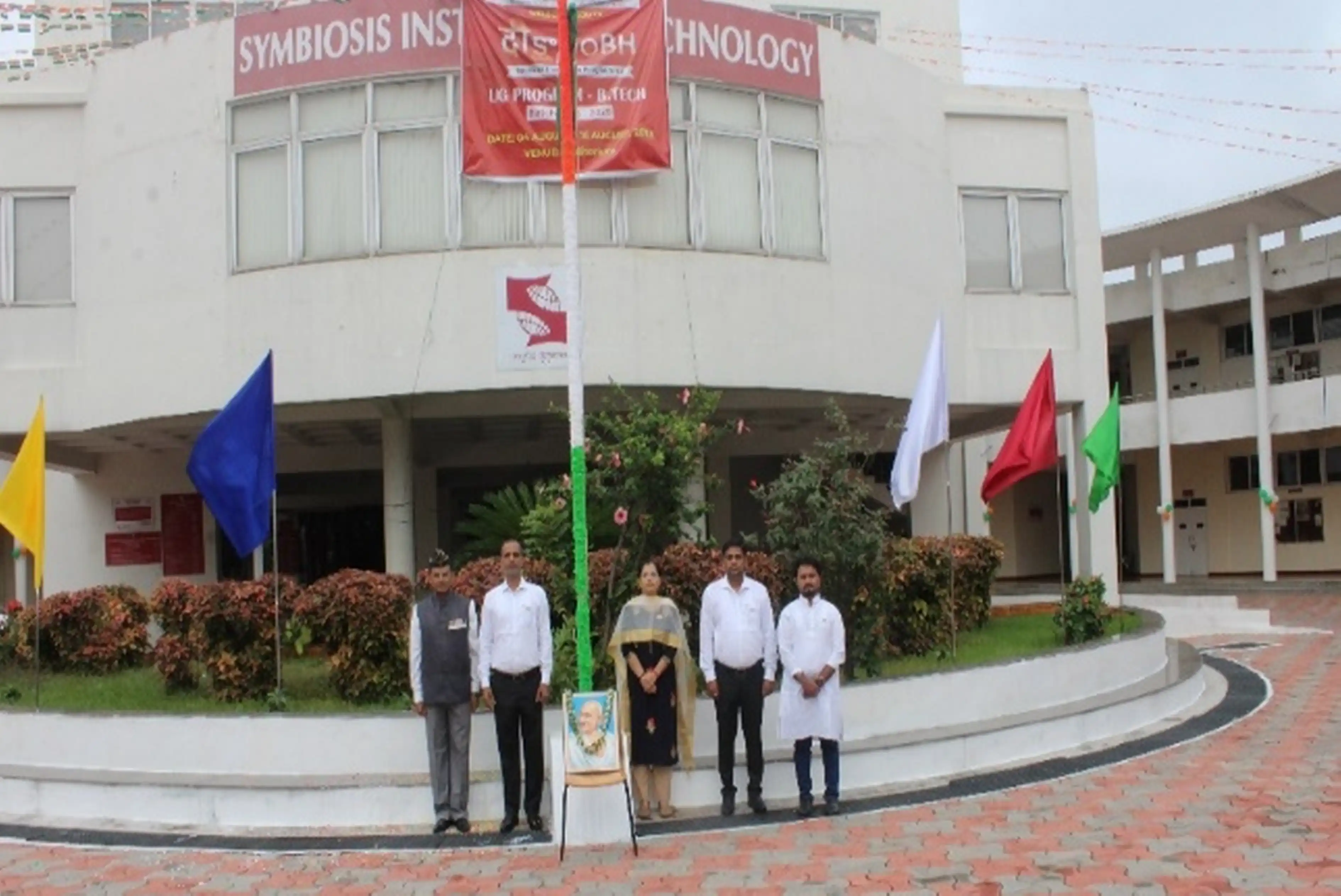 independence day Dignitaries saluting